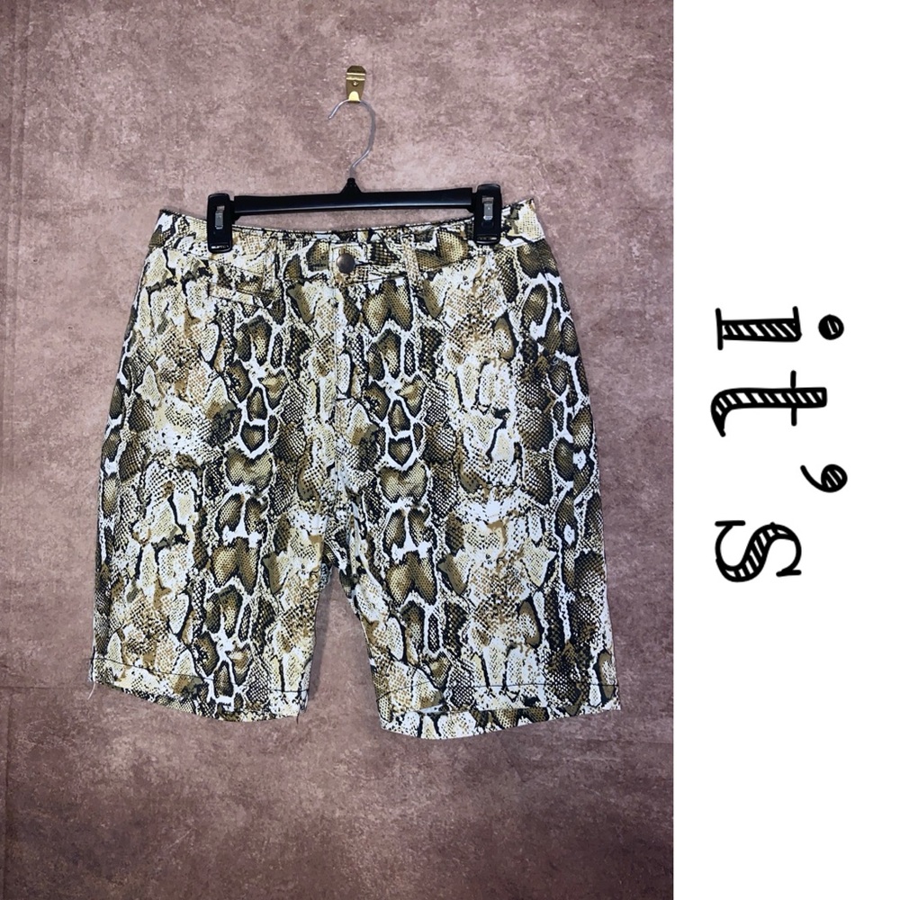 It’s~Stylish Snake Print Bermuda shorts~women’s size 11~NWOT